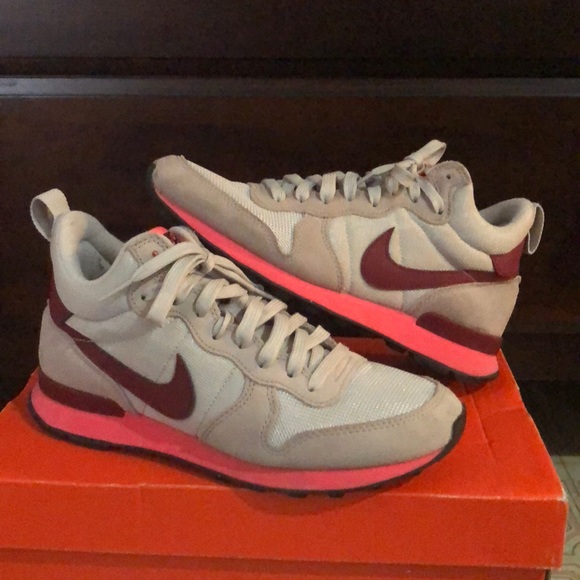 nike internationalist mid women's